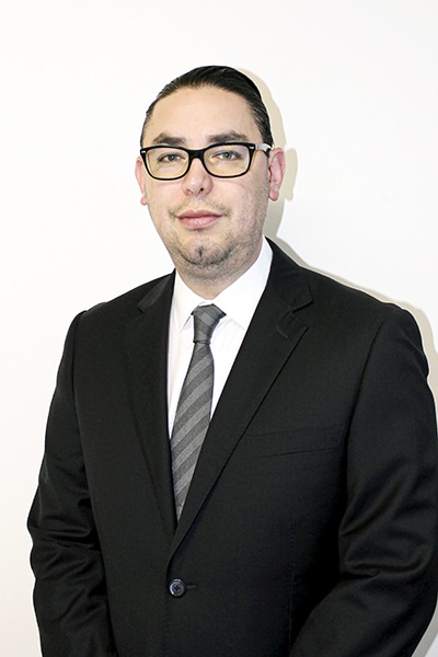 Hector Izzo, Suez, portrait