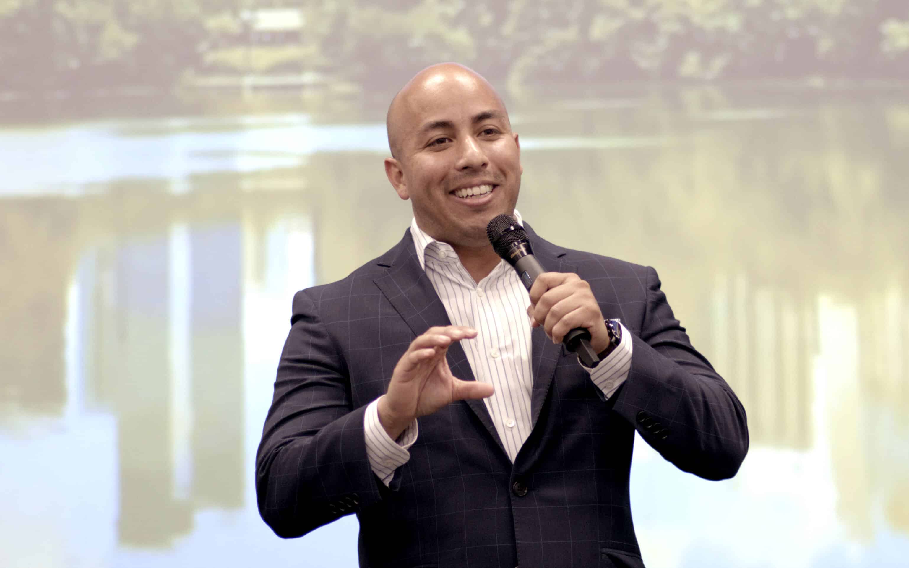 Moises Linares Makes TV Magic as a Play-by-Play Commentator